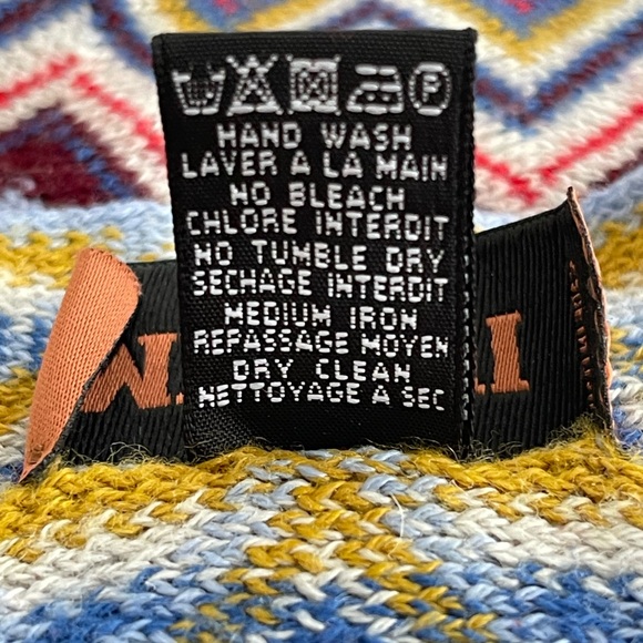 MISSONI Italian wool blend scarf. 60”x22”. Traditional MISSONI zig zag pattern. - Picture 5 of 6